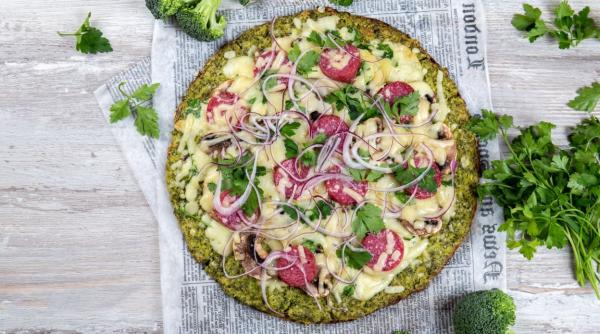 Nu ai mâncat așa ceva niciodată: pizza cu broccoli, pregătită într-o tigaie. Este gata în 20 de minute