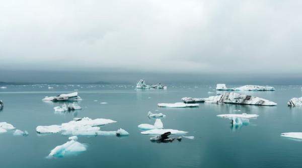 O navă de croazieră de lux cu peste două sute de persoane a eşuat în Groenlanda