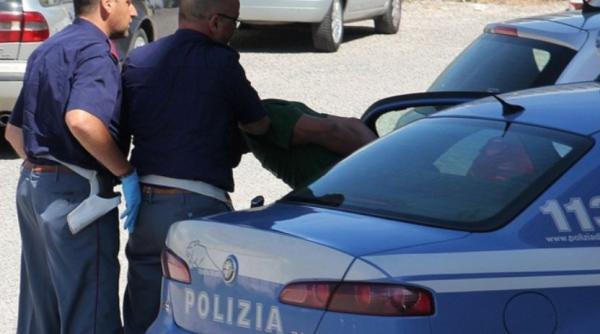 Peste două kilograme de droguri, descoperite de ofițeri în casa unui român din Italia