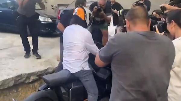 Tatăl lui Vlad Pascu, cercetat de polițiști pentru vătămare corporală, după ce a intrat cu scuterul în jurnalişti