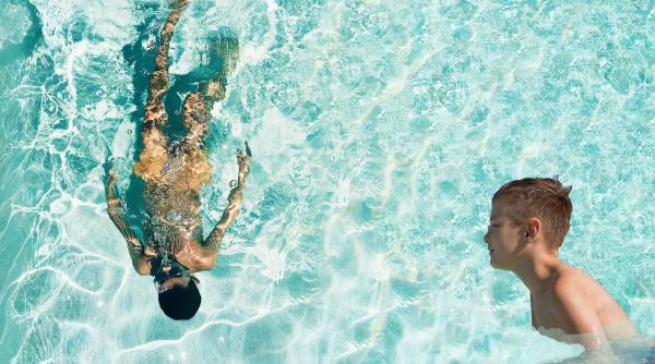 Un copil de 12 ani a salvat un bărbat care se îneaca după ce a învățat tehnici de resuscitare dintr-un serial