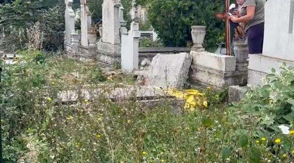 O româncă a murit chiar în cimitir, după ce o cruce a căzut peste ea