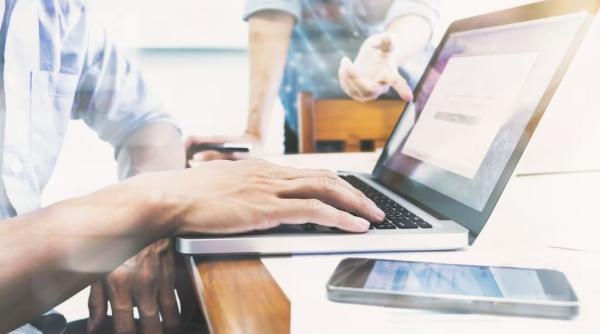 Sondaj ȘtiriDiaspora: Ar fi utilă o platformă online oficială, unde Diaspora poate afla despre proceduri administrative? Ce spun românii?