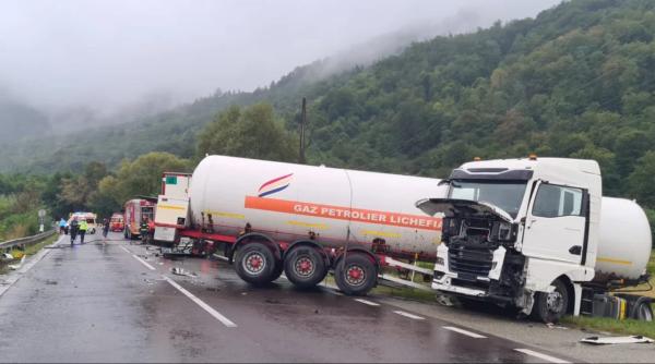 UPDATE. Accident între o cisternă cu GPL şi un TIR pe Valea Oltului; cisterna era a firmei care deținea stația care a explodat la Crevedia