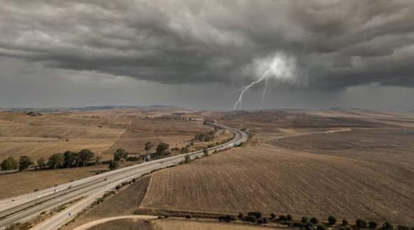Cod galben de instabilitate atmosferică în 14 judeţe, până duminică la prânz