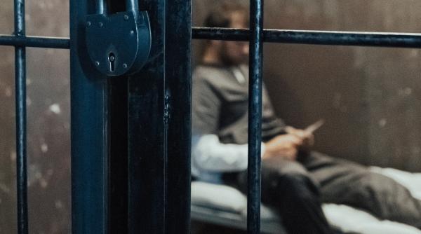 O româncă din Italia a încercat să îi ducă droguri iubitului ei aflat în închisoare. Stupefiantele, ascunse în cel mai intim loc