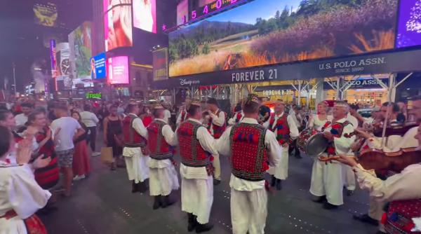 Zeci de români au încins o horă în Times Square, în inima New York-ului: „Valorează cât 5 campanii de promovare ale statului român“ / VIDEO