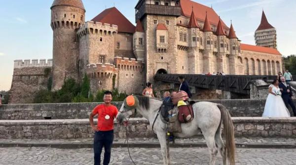Chinezul care a plecat călare din Spania, să cucerească lumea, a ajuns în România: „A participat și la o nuntă tradițională românească, la castelul Huniade“