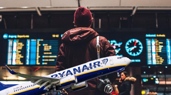 Pasageri Ryanair, taxați cu aproape 200 de euro, după ce și-au printat singuri biletele de îmbarcare 