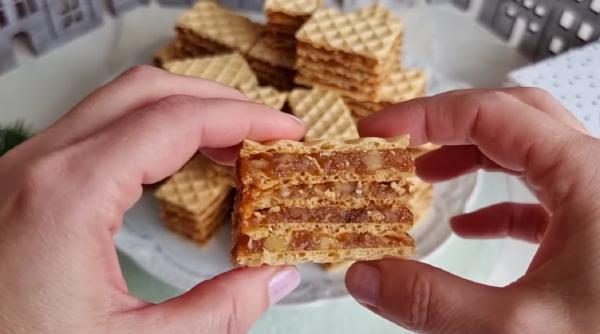 Prăjitură cu foi de napolitane și cremă de nucă. Cel mai bun dulce al copilăriei