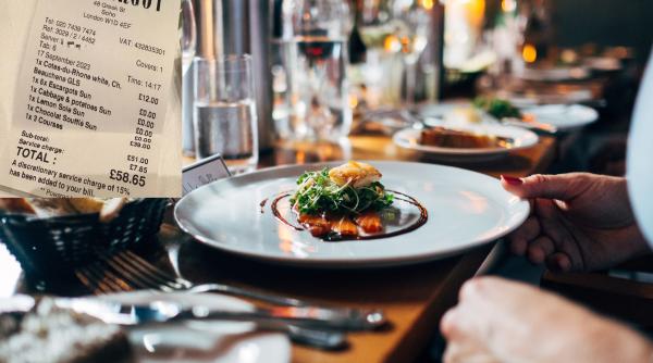 Bacșiș de 15% pe nota de plată de 59 de euro a unui restaurant din Marea Britanie provoacă o dezbatere uriașă