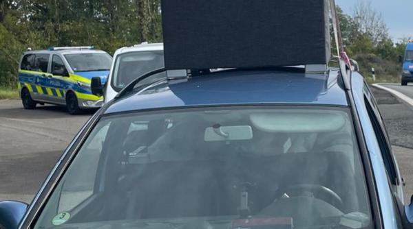 Germania. Un român drogat și-a legat canapeaua pe mașină și a plecat la plimbare