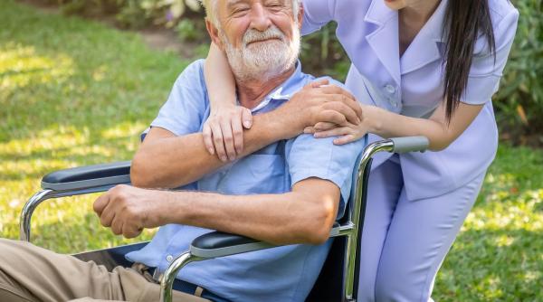 Îngrijitoare româncă din Italia, judecată pentru decesul bătrânului pe care îl asista. L-ar fi lăsat două zile să zacă pe jos