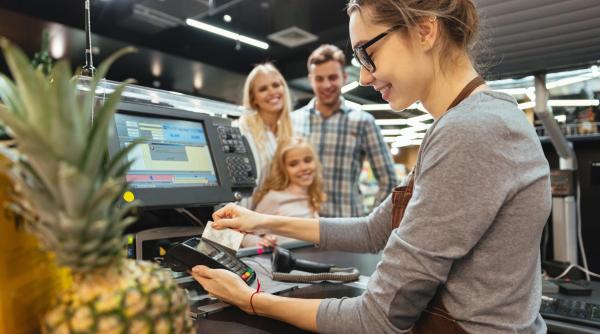 A trecut legea: prioritate pentru gravide și persoanele cu copii sub 5 ani la case de marcat, dar și locuri de parcare dedicate