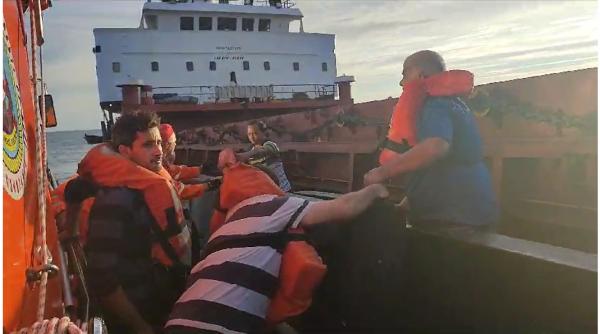 UPDATE. Explozie la bordul unei nave civile în Delta Dunării, după ce ar fi lovit o mină; 12 persoane evacuate 