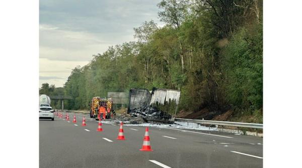 Camion românesc, făcut scrum pe o autostradă din Franța, după ce au sărit scântei de la roți