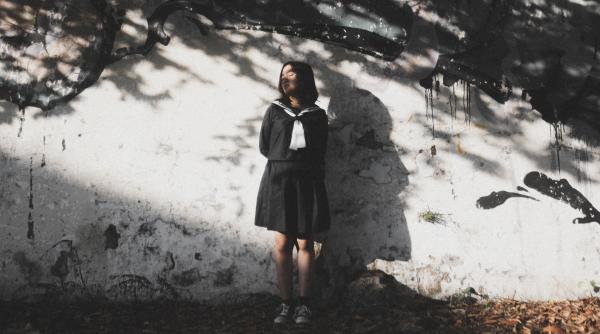 Elevă în lacrimi, dată afară de la ore pentru că purta o fustă mai ieftină decât cea de la uniforma originală