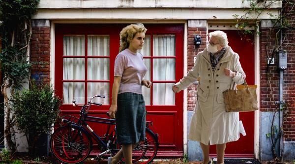 Metoda accidentul: Două hoațe au încercat să jefuiască o bătrână de 7.000 de euro după ce i-au spus că fiul ei are nevoie urgentă de bani