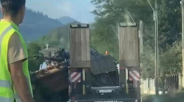 Accident neobișnuit într-o localitate din România: Un tanc a căzut de pe trailer. Reacția MApN