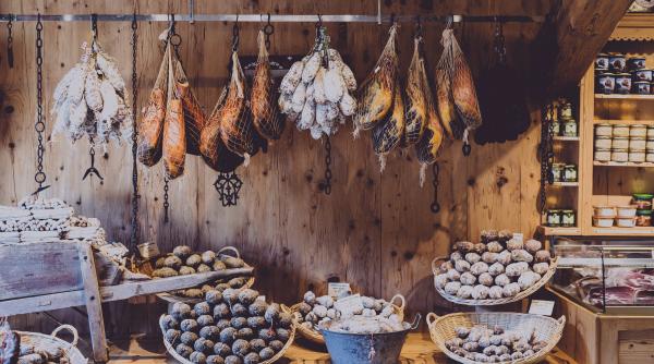 Afacerea care atrage tot mai mulți români: băcăniile cu produse locale și autentice