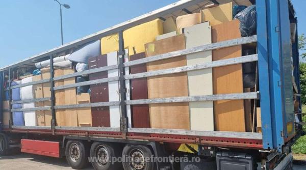 Ajutoare umanitare din SUA întoarse de la vama Petea - dulciuri expirate şi haine necurăţate