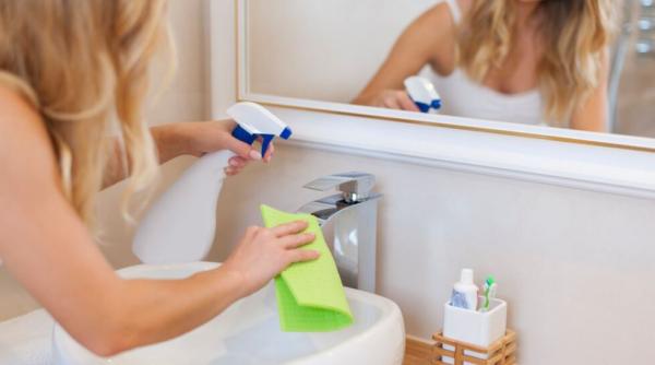 Curăță rapid robinetele și cabina de duș. Trucul care îndepărtează calcarul pe termen îndelungat