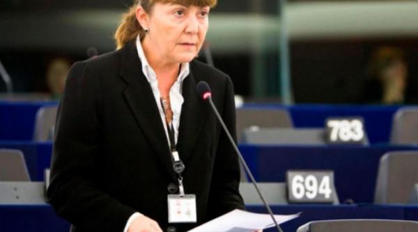 Monica Macovei a fost trimisă în judecată pentru că a lovit cu mașina un motociclist