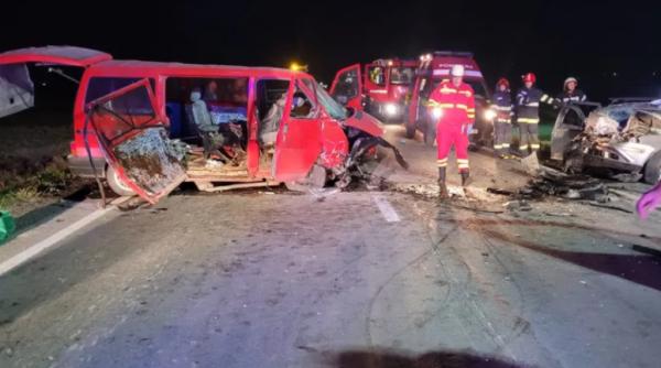 Accident între un microbuz şi un autoturism, la Feldioara; două persoane, încarcerate