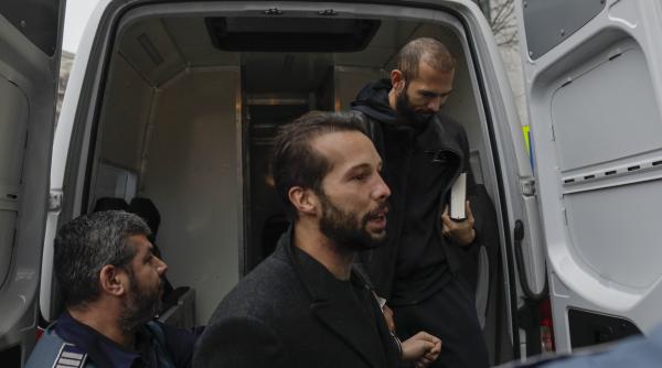 Decizie în cazul fraţilor Tate: Scapă de interdicţia de a părăsi Capitala şi se pot plimba liberi prin ţară