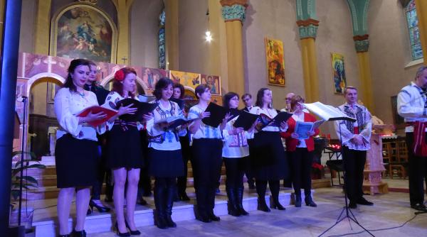„La biserică am găsit românii pe care îi căutam!” Cum a luat ființă Corul românilor din Luxemburg „Voci din Carpați”
