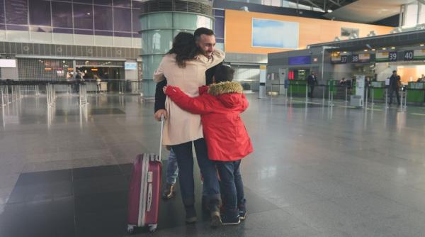 Româncă din Londra, situație incredibilă pe un aeroport din Polonia: Copilul i-a fost reținut că nu are pașaport polonez