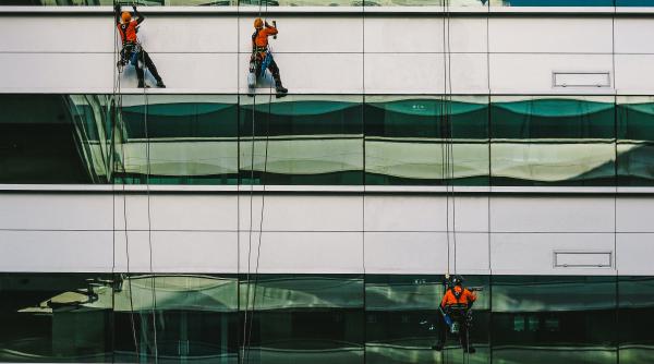 Un bărbat care a căzut de la etajul 47 de pe un zgârie-nori, în timp ce curăța geamurile, a supraviețuit pentru a-și spune povestea