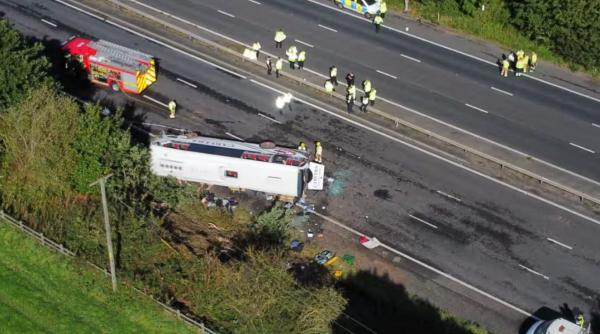 Autocar plin cu elevi s-a răsturnat pe o autostradă în Marea Britanie: doi morți și 50 de răniți