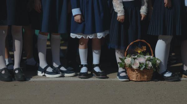 Ce trebuie să știe părinții care își dau copiii la școală în Italia: de la codul vestimentar la smartphone-uri și coafuri interzise. Noile reguli din instituții