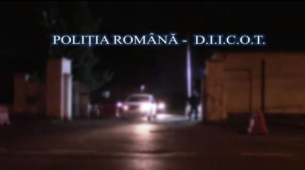 Mai mulți români, vizitați, azi, de mascați: Infractorii, acuzați că recrutau persoane, în vederea exploatării sexuale