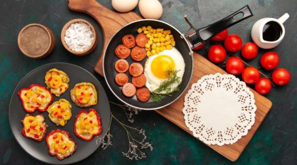 Ouă, gătite în cuib de legume, perfecte pentru un mic dejun simplu, dar sățios