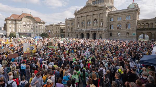 Protest masiv. Zeci de mii de persoane au ieșit în stradă în Elveția