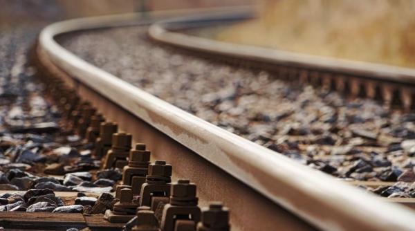 Circulația feroviară, dată peste cap în vestul țării, din cauza unui tren privat de marfă. Anunțul CFR