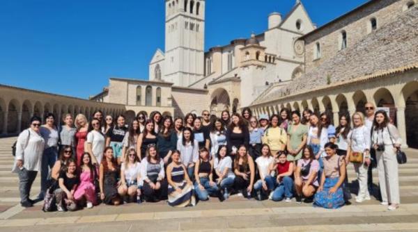 Elevi de la Colegiul Național ”Ștefan cel Mare” Suceava, pe scena Festivalului Internațional ”Voci pentru Pace” din Italia