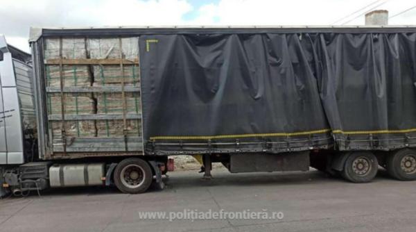 Percheziții în cinci județe și București. Mai multe persoane au introdus în România tone de deșeuri