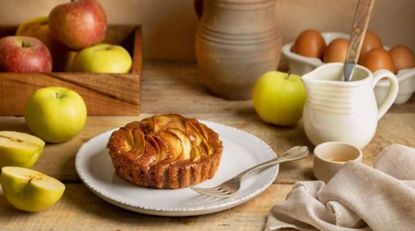 Prăjitură cu mere la cană cu doar 140 de calorii pe felie. Rețeta este ușoară și simplă