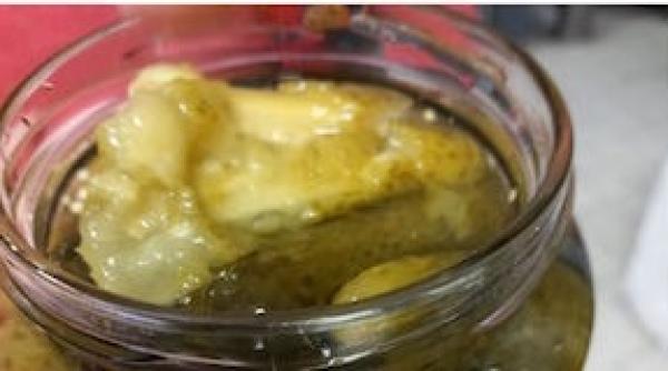 Amendă de 20.000 de lei pentru un supermarket care vindea castraveţi cu mucegai