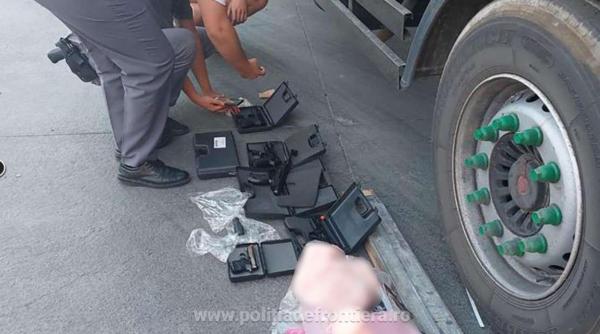Camion, burdușit cu peste 1.500 de arme neletale, descoperit de polițiștii de frontieră în vama Isaccea