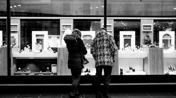 Furt spectaculos în centrul Romei: O bandă de hoți a jefuit un magazin de bijuterii fără să pornească alarma