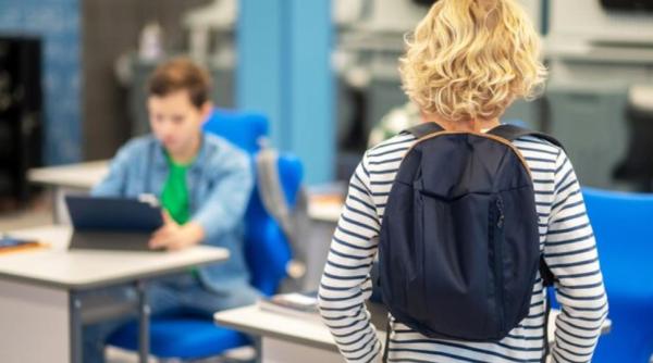 Copil român, legat de scaun cu bandă scotch de către învățătoare