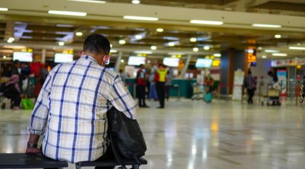 Doi români, săltați pe aeroport înainte să fugă din țară: cei doi au jefuit un magazin de bijuterii