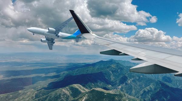 Oameni îngroziți după ce un pilot arată cât de aproape zboară avioanele între ele - VIDEO