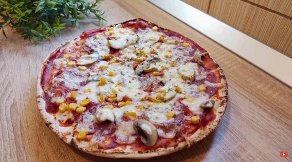 Pizza la lipie sau „pizza leneșului” - preparatul care a făcut furori pe internet