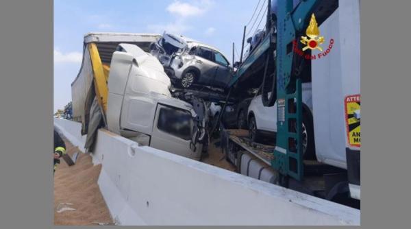 Șofer român de TIR, strivit în cabină, pe o autostradă din Italia. Coliziune între patru camioane