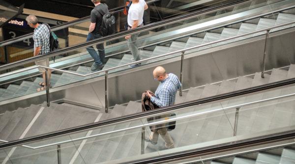 Cât de murdară este balustrada de la scările rulante. O femeie a testat cu un șervețel, iar rezultatul este neașteptat - VIDEO